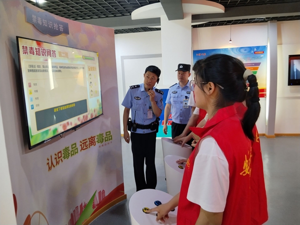 四十二中湖畔分校学生记者走访禁毒教育